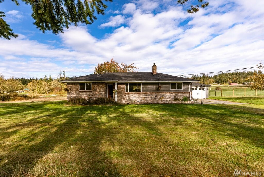 Property Photo:  171 Roberts Rd E  WA 98277 