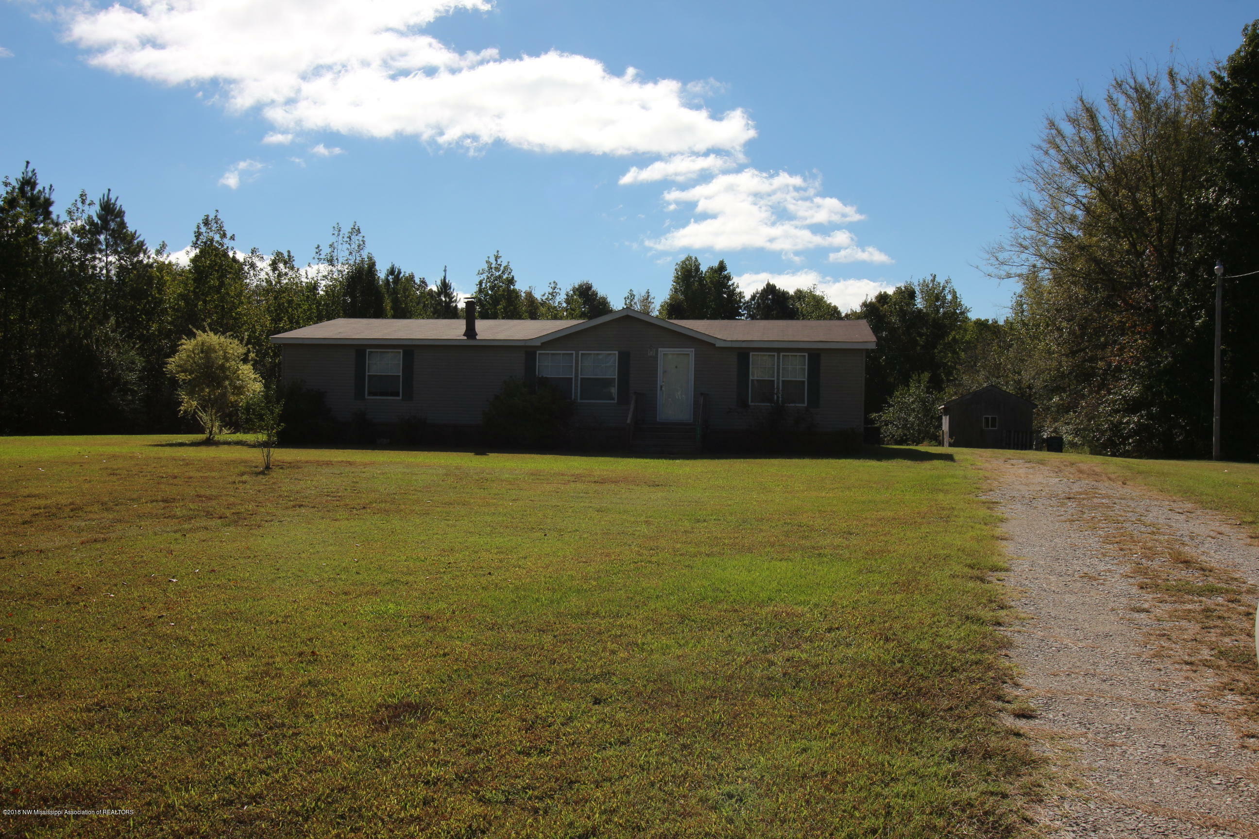 Property Photo: 725 Plantation Way MS 38611