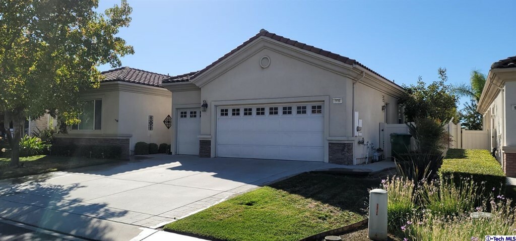 Property Photo:  995 Hidden Oaks Drive  CA 92223 