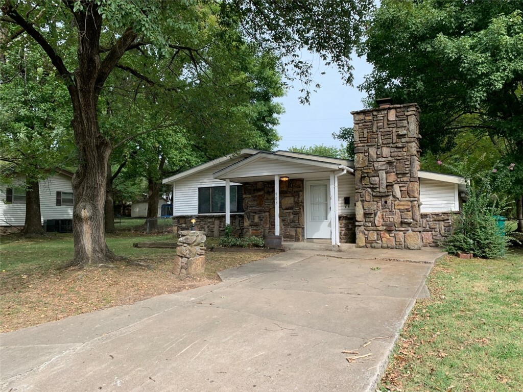 Property Photo:  907 N 10th Street  AR 72756 