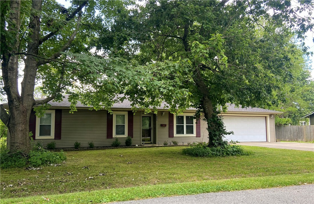 Property Photo:  206 SW Glover Street  AR 72712 