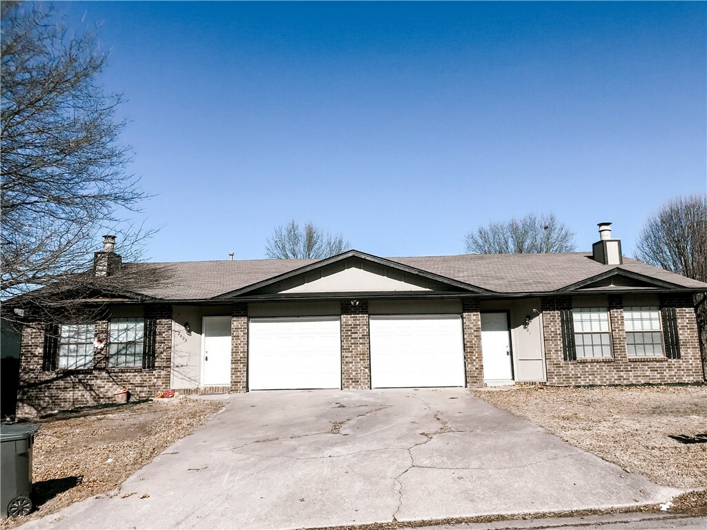 Property Photo:  2401 W Magnolia Street  AR 72758 