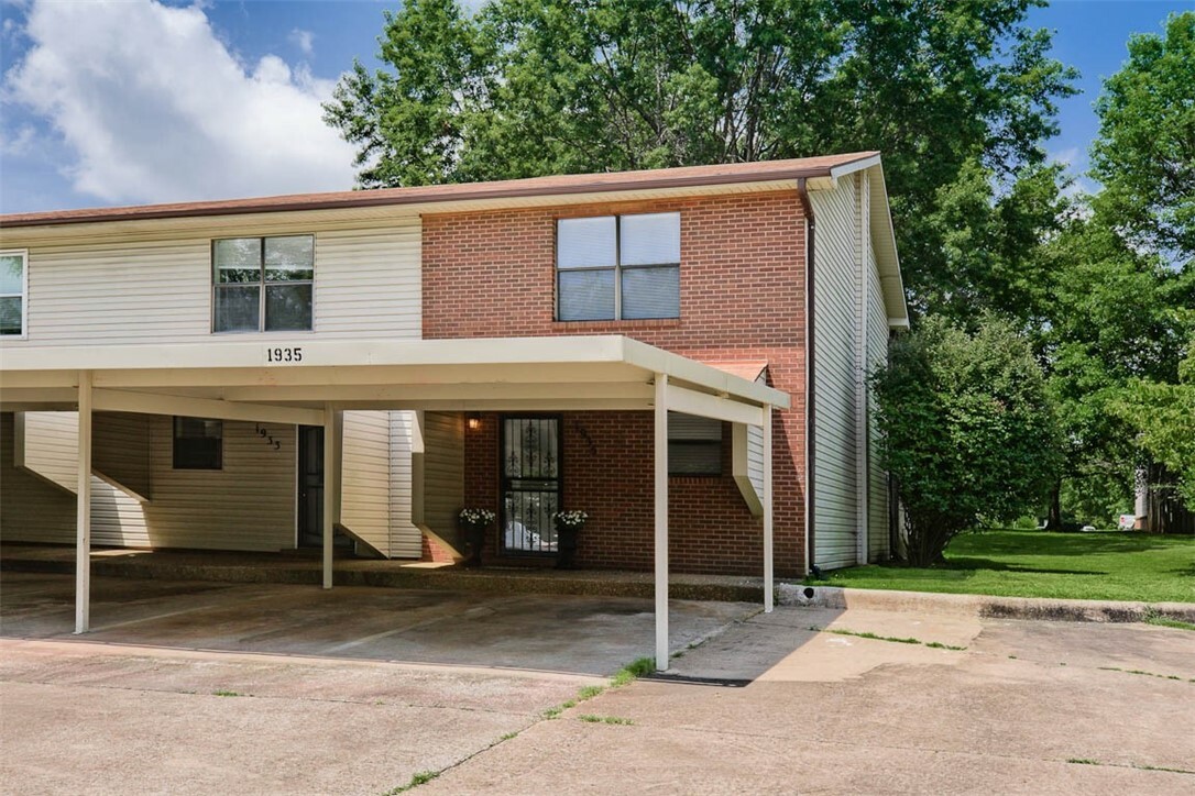 Property Photo:  1935 N East Oaks Drive  AR 72703 