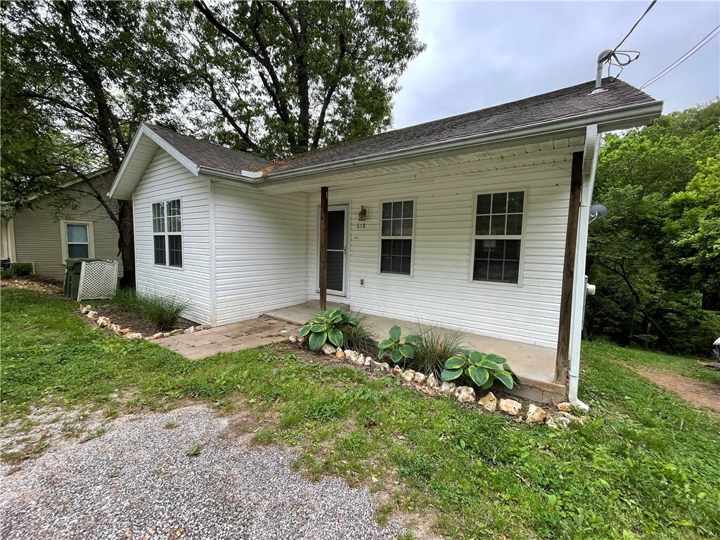 Property Photo:  618 S Crescent Street  AR 72756 