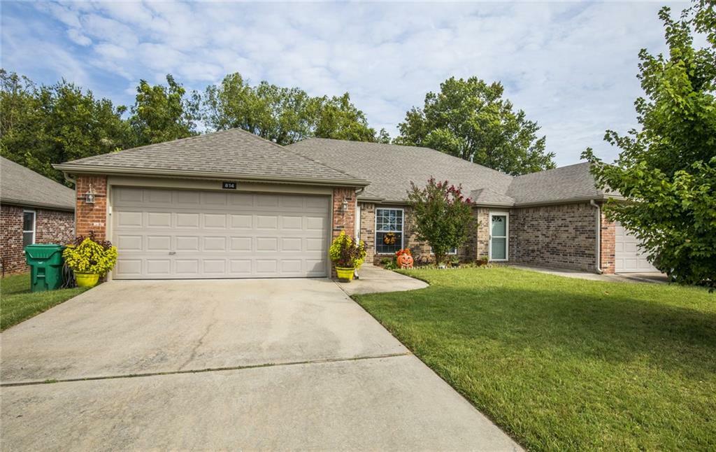 Property Photo:  812-814 Oakwood Court  AR 72719 