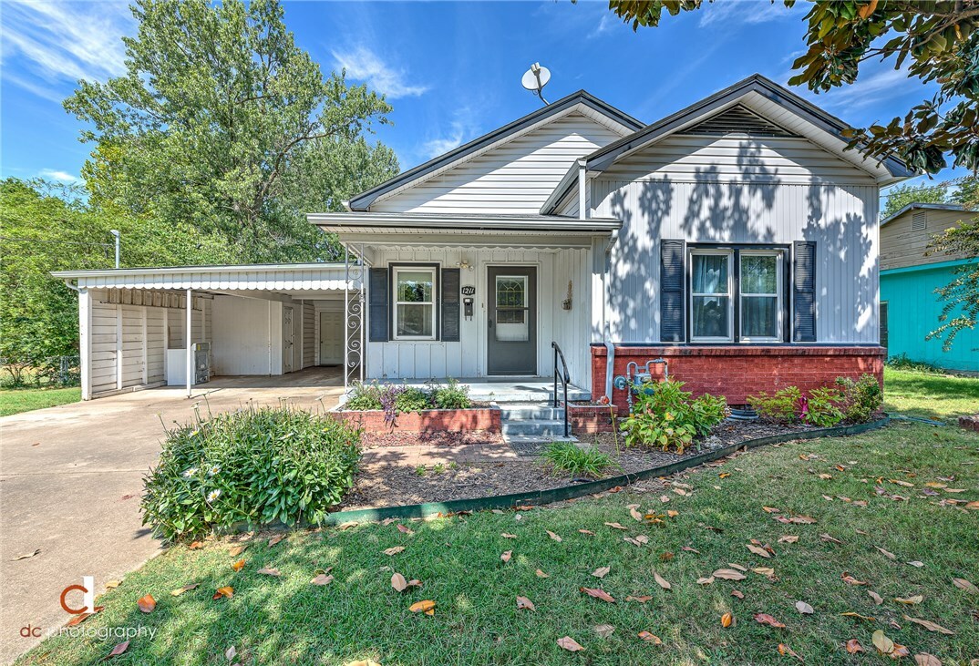 Property Photo:  1211 W Cypress Street  AR 72756 