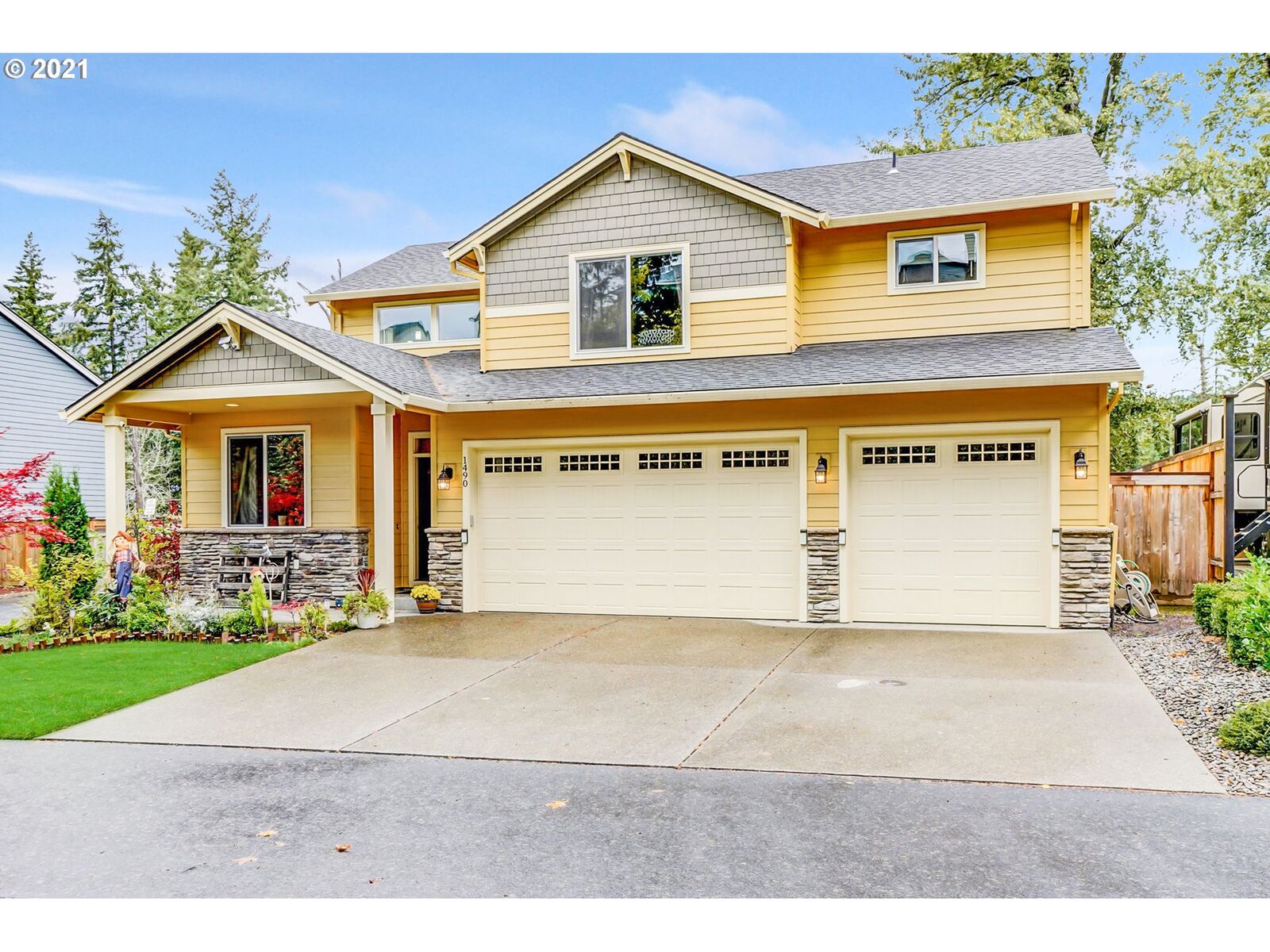 Property Photo:  1490 NE Sawyer Ln  OR 97023 