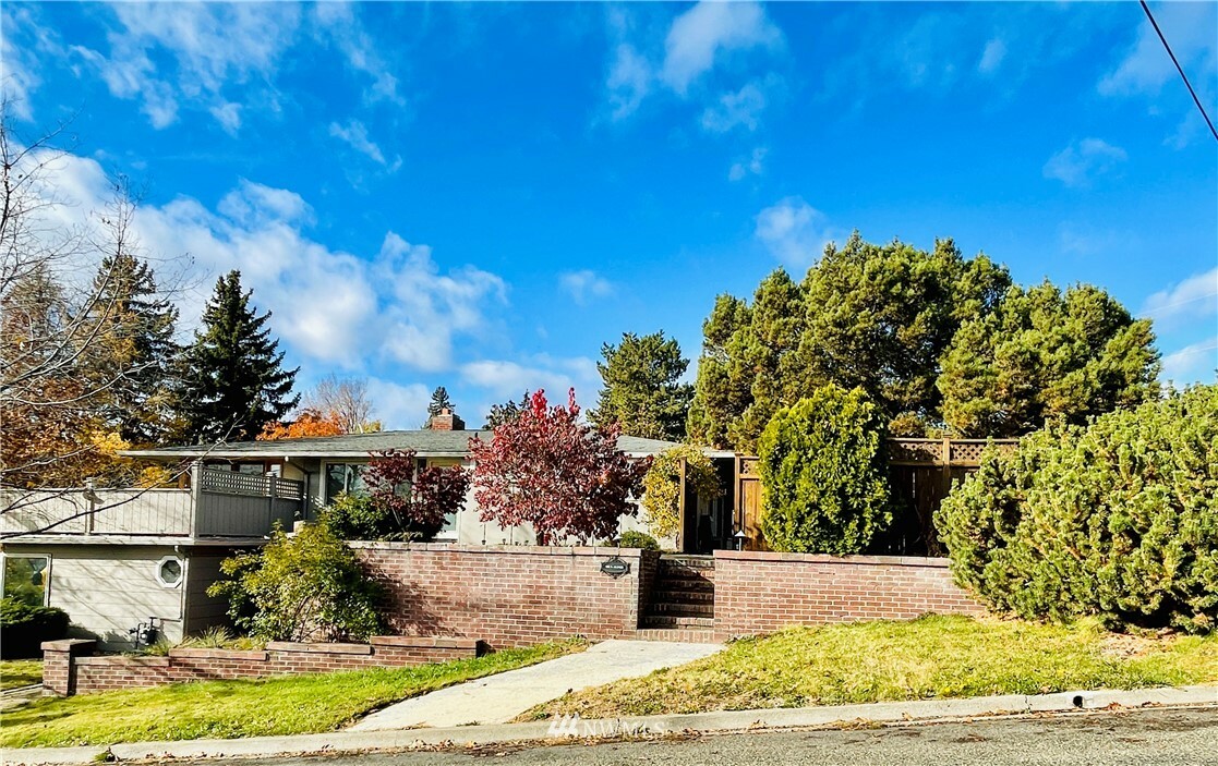 Property Photo:  405 N Alder Street  WA 98926 