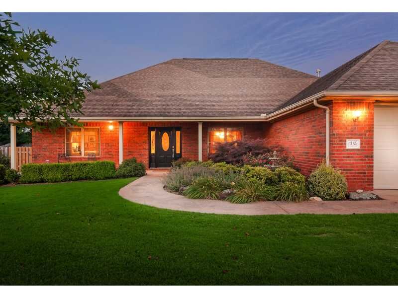 Property Photo:  1318 S Saint Andrews Circle  AR 72701 