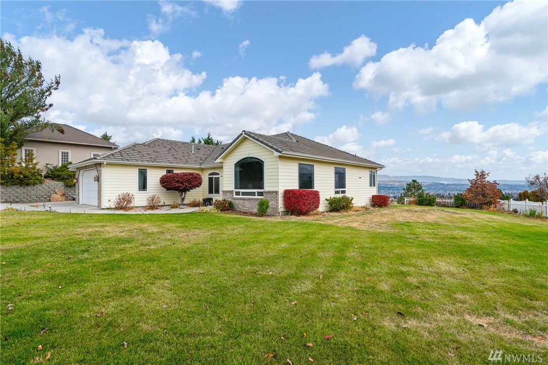 Property Photo:  2203 Sandy Brooke  WA 98801 