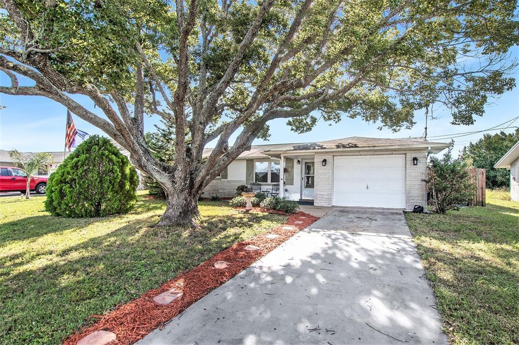 Property Photo: 7602 Redcoat Avenue FL 34668