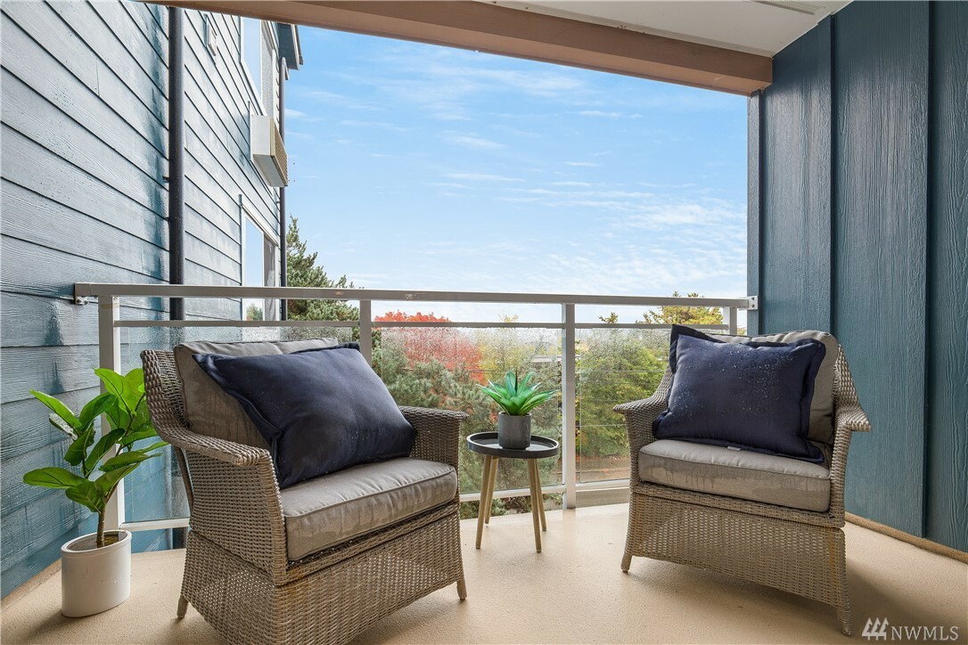 Property Photo: 7111 Linden Ave N 302 WA 98103
