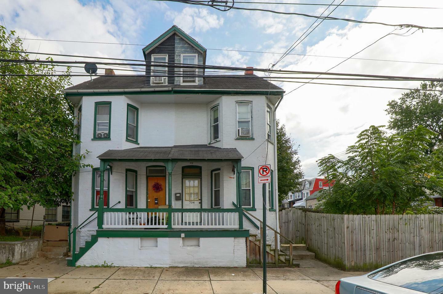 Property Photo: 704 E Walnut Street PA 17602