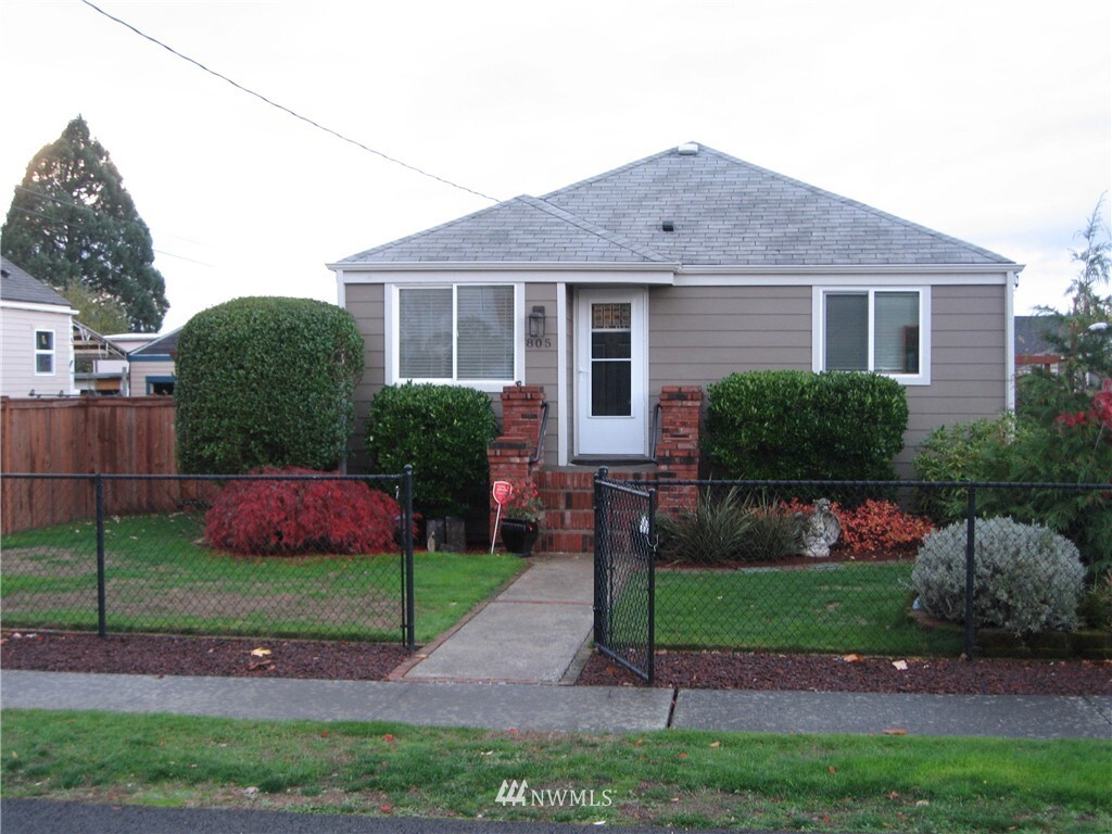 Property Photo:  805 High Avenue S  WA 98057 