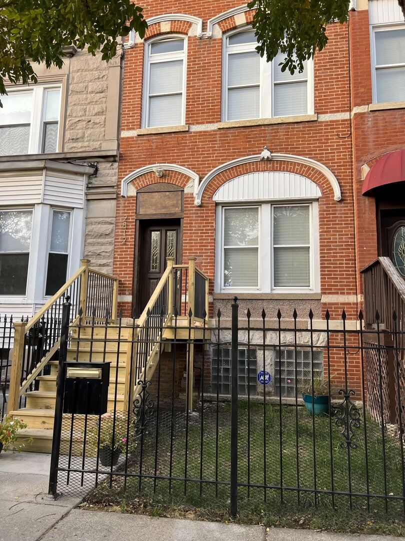 Property Photo:  2812 W Warren Boulevard  IL 60612 