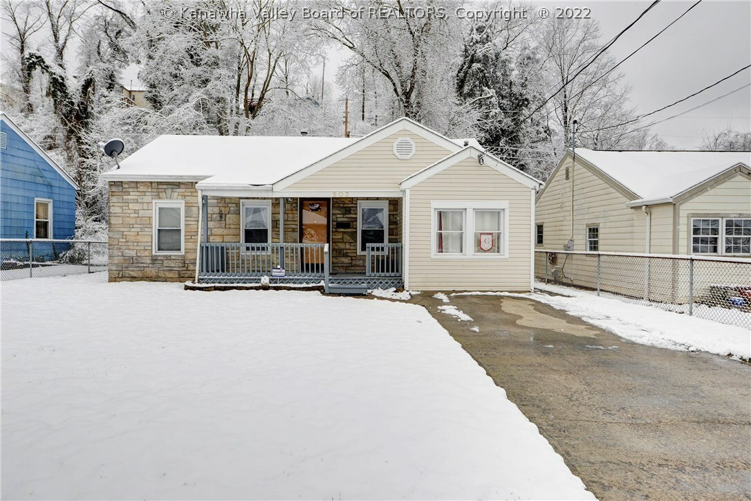 Property Photo: 903 Glen Way WV 25309