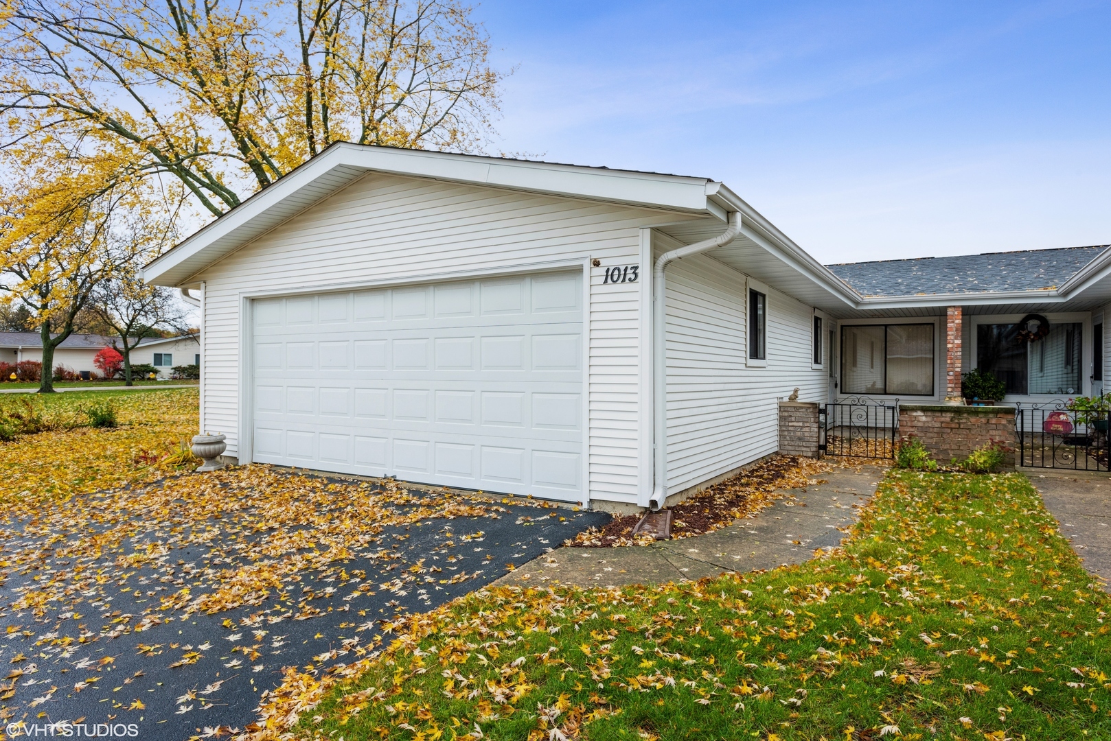 Property Photo:  1013 Westfield Lane  IL 60193 