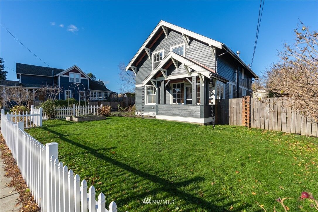 Property Photo:  2112 Washington Street  WA 98248 