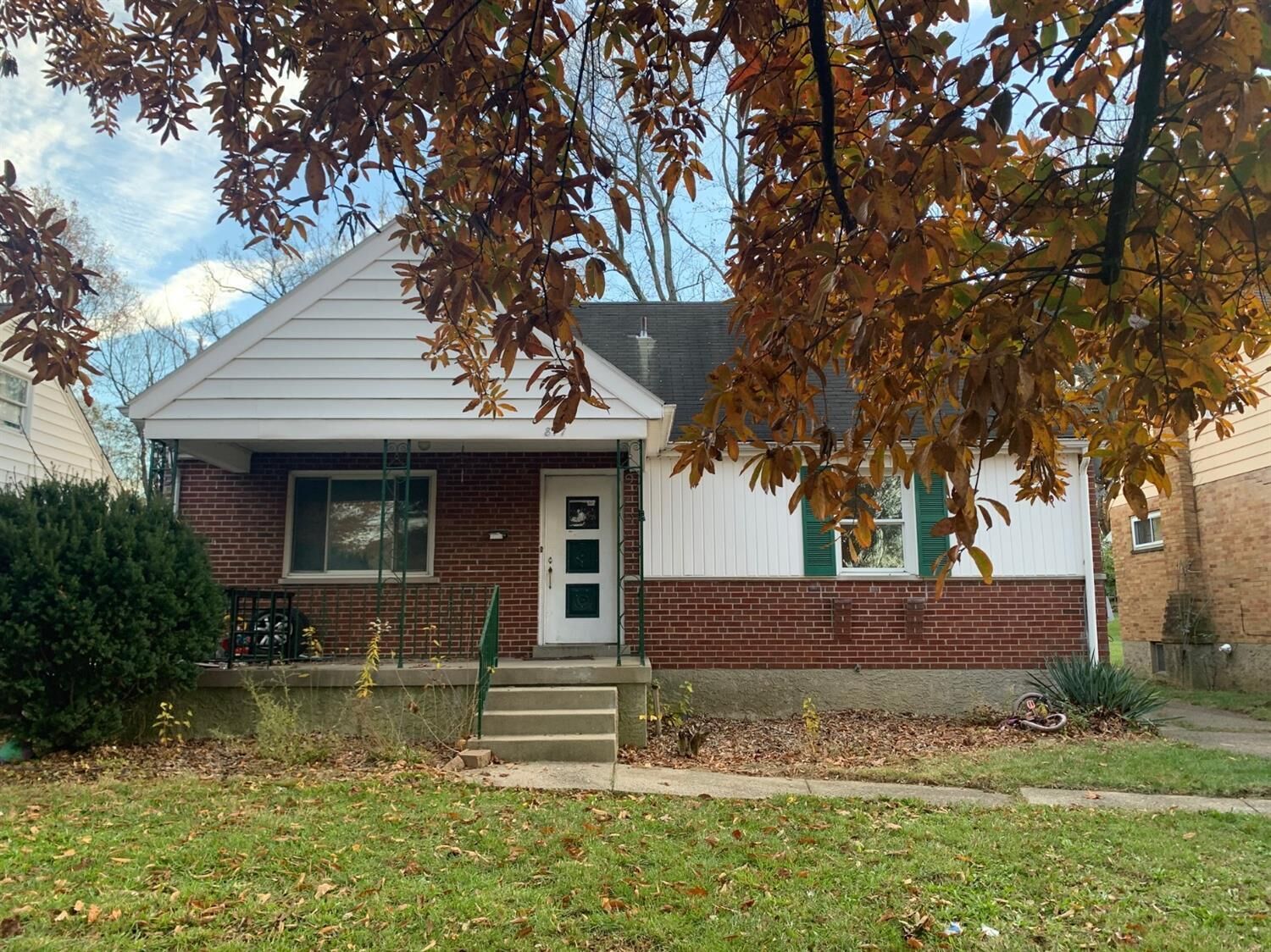 Property Photo:  877 Oakfield Ave  OH 45224 