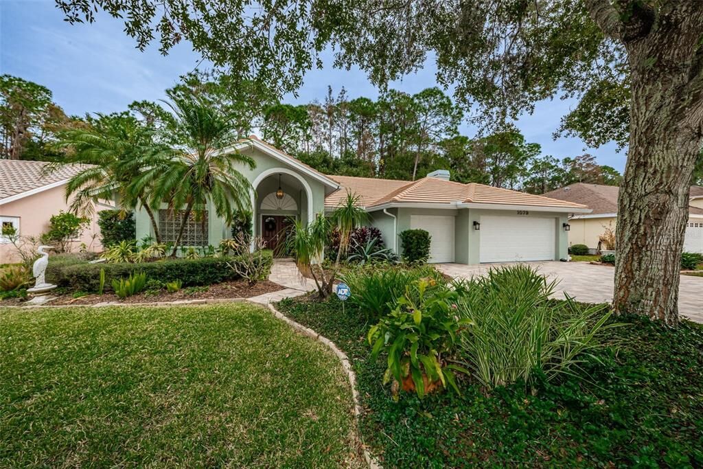 Property Photo: 1079 Hunters Place FL 34677