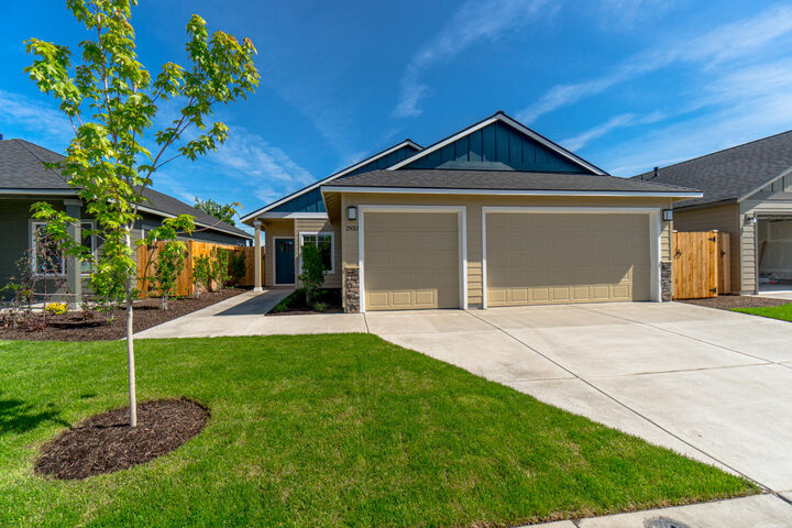 2933 NW Hemlock Lane  Redmond OR 97756 photo