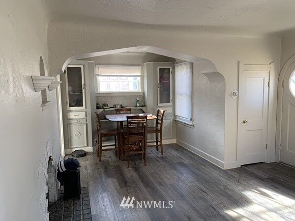 Property Photo:  917 Queen Avenue  WA 98902 