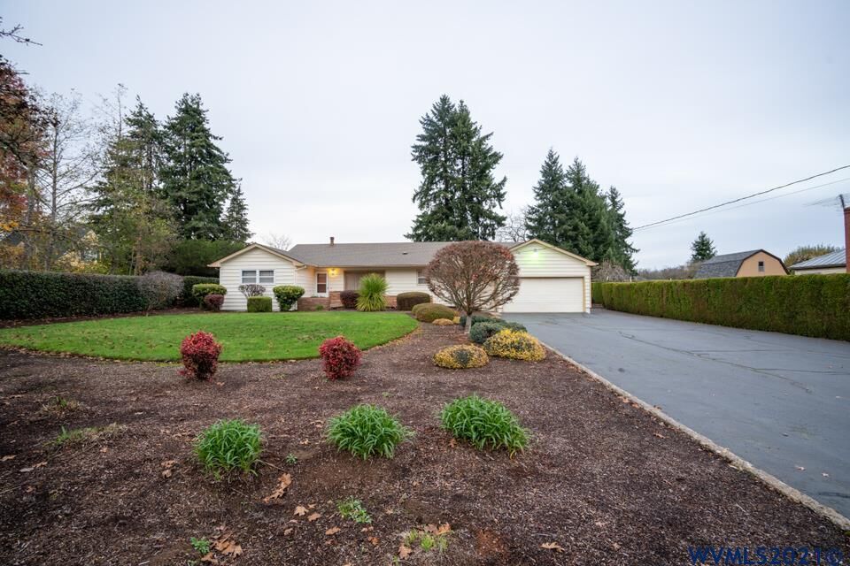 Property Photo: 1160 E Ellendale Av OR 97338-1704