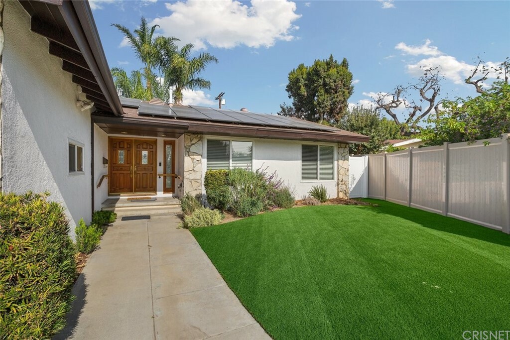 Property Photo:  9436 Swinton Avenue  CA 91343 