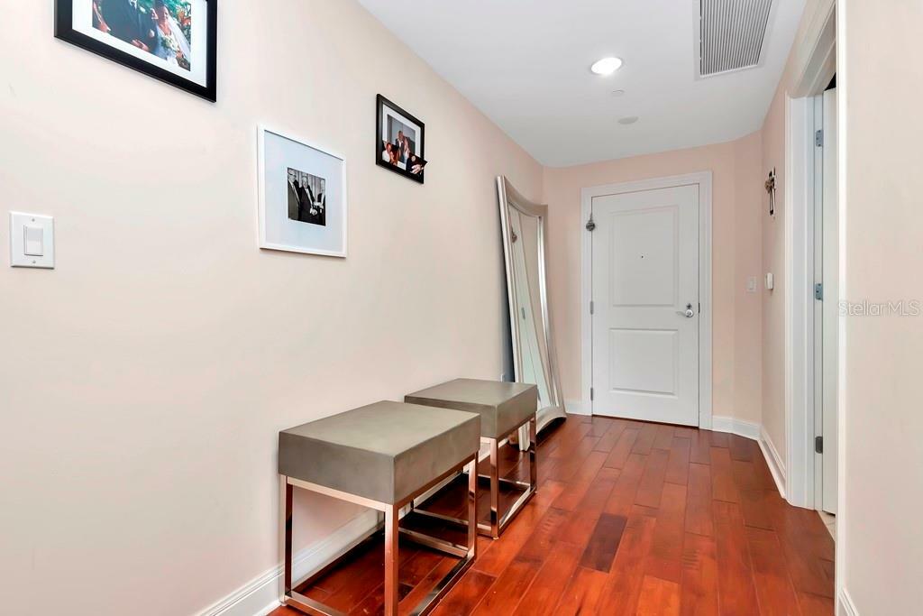 Property Photo:  450 Knights Run Avenue 1003  FL 33602 