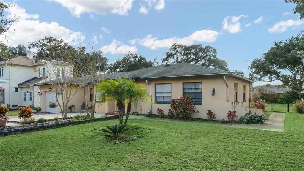 Property Photo:  305 S Palm Avenue  FL 34737 