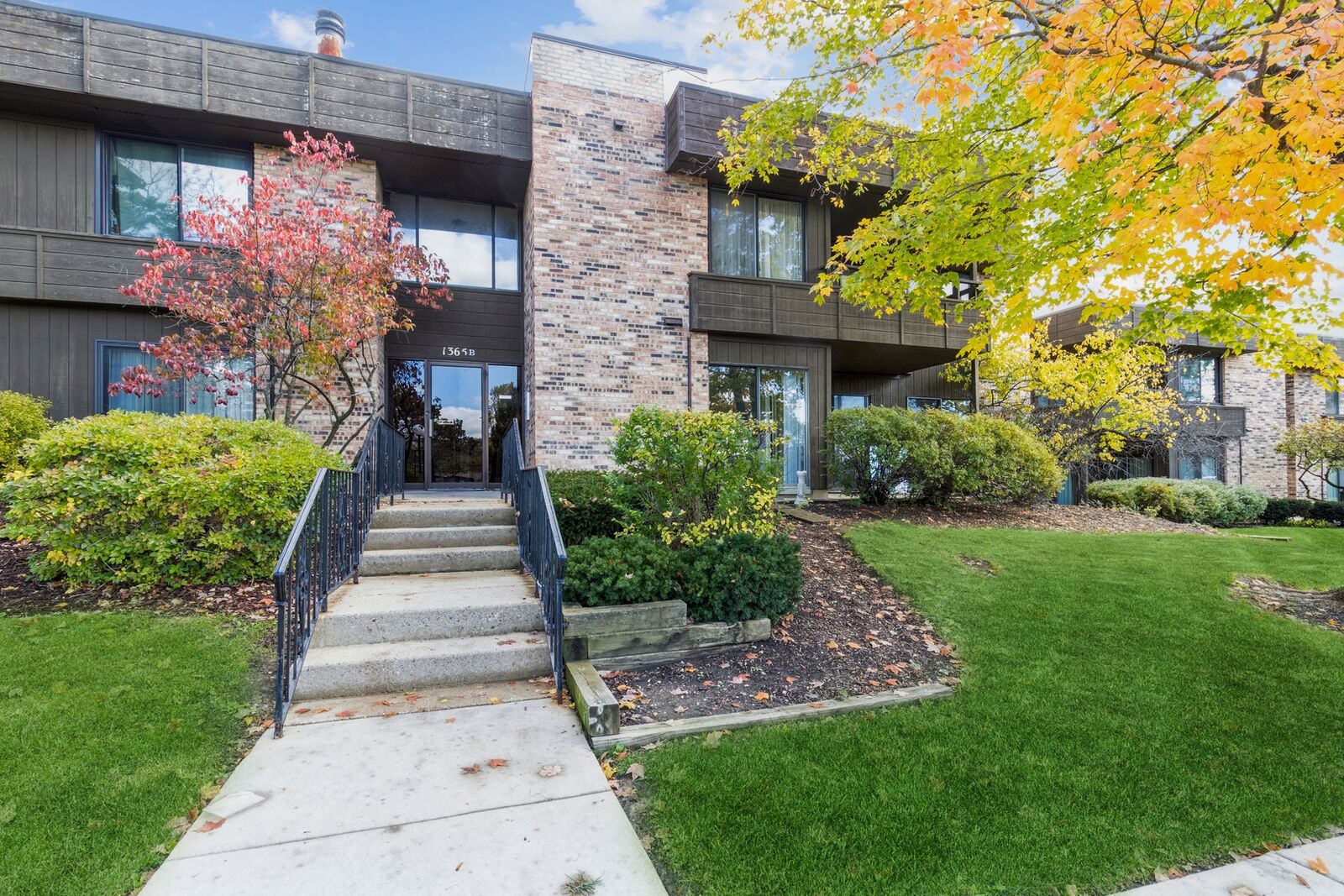 Property Photo:  1365 N Sterling Avenue 107  IL 60067 