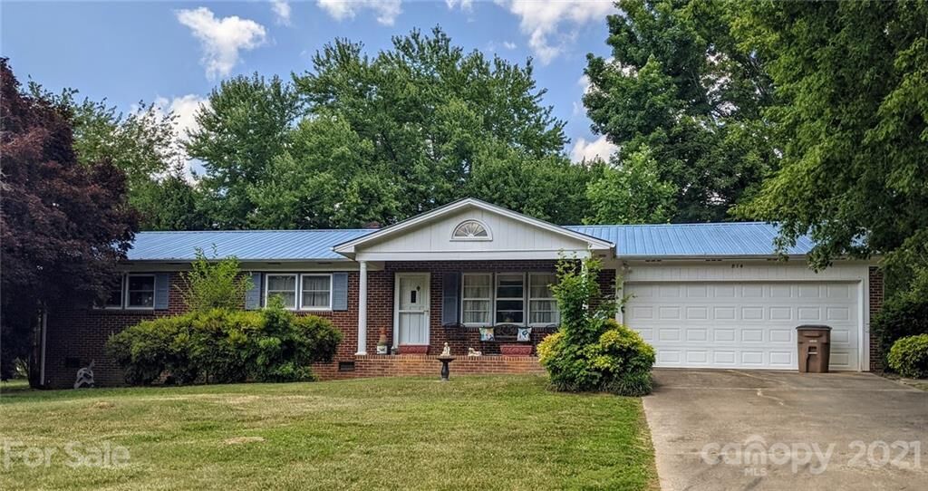 Property Photo: 814 Surry Drive NC 28152