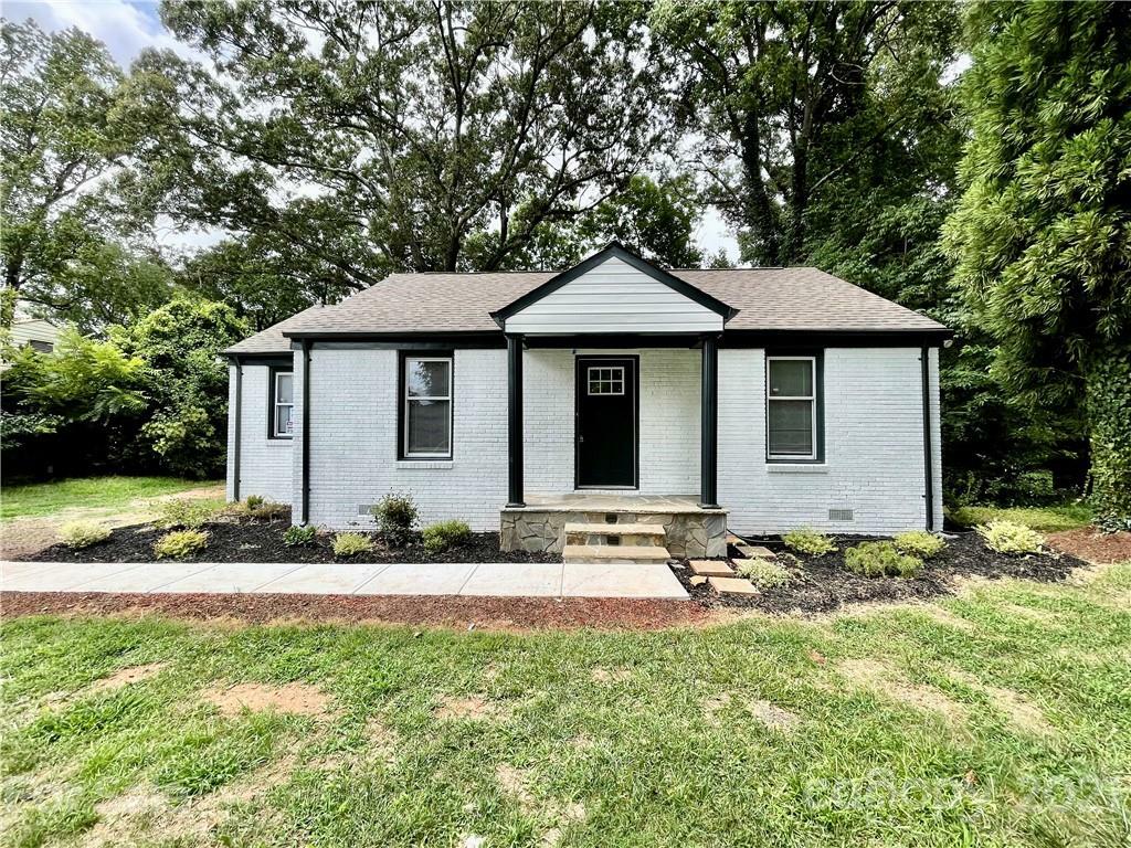 Property Photo: 5030 Grapevine Drive NC 28217