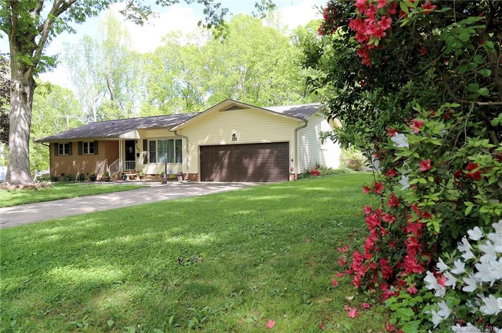 Property Photo:  101 Willow Road  NC 28147 