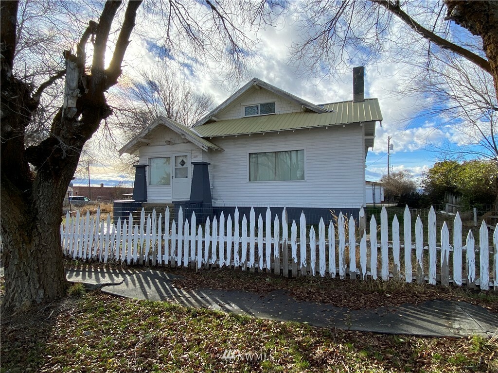 Property Photo:  619 Silico Street  WA 98858 