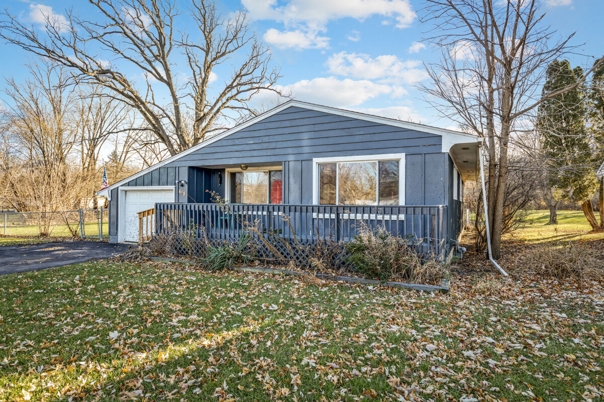 Property Photo:  808 Rosemarie Street  IL 60102 