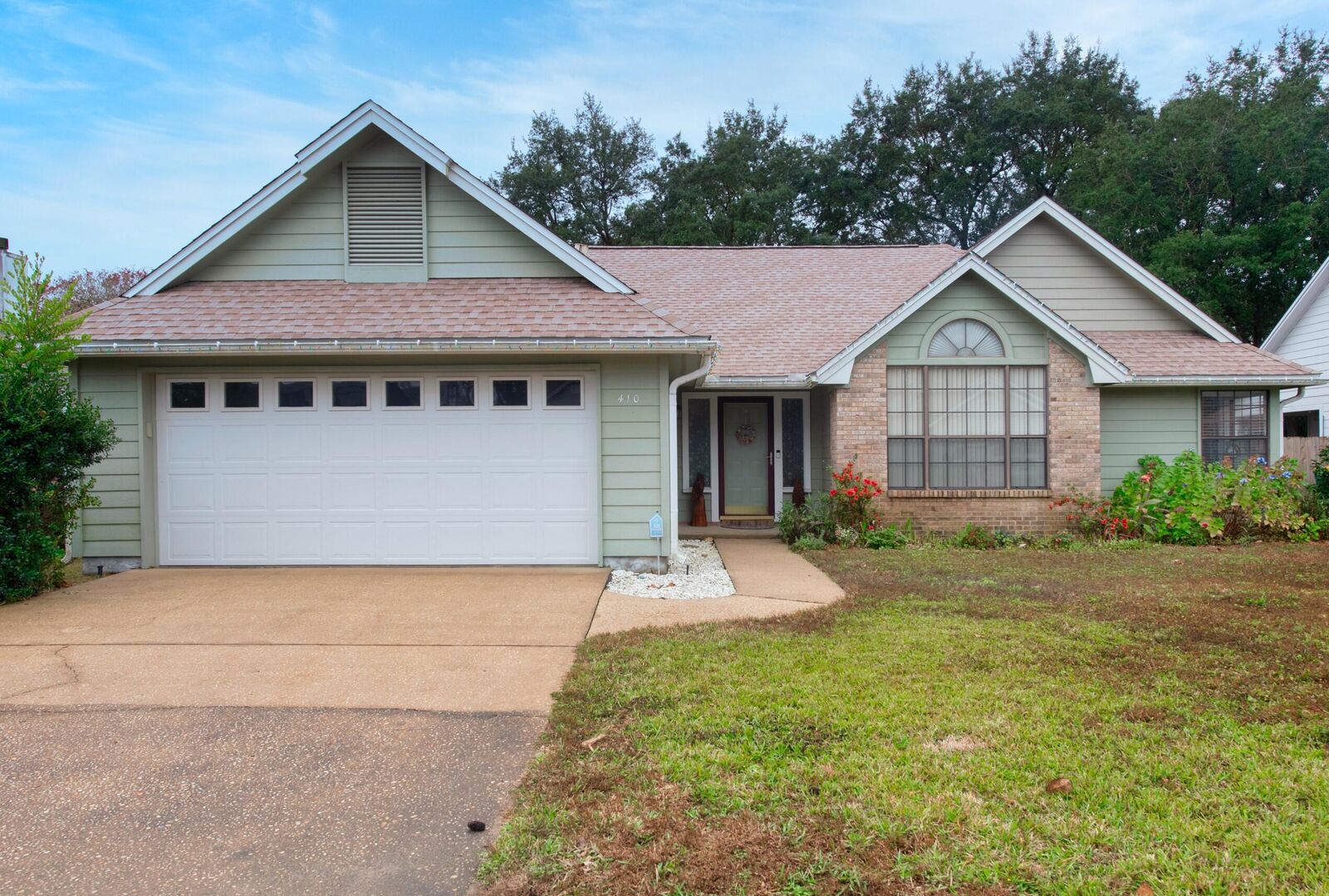 Property Photo:  410 Parkwood Place  FL 32578 