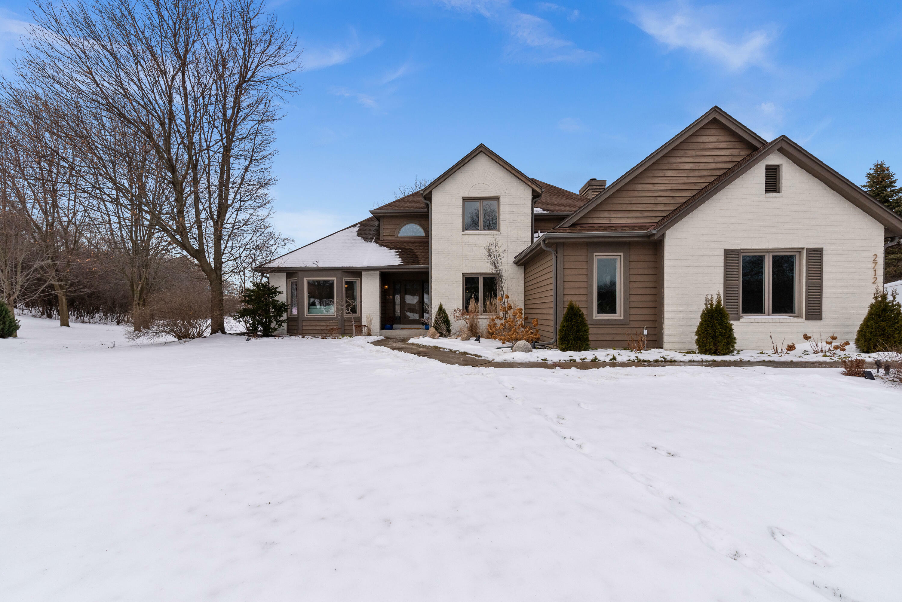 2712 Chatsworth Cir  Waukesha WI 53188 photo