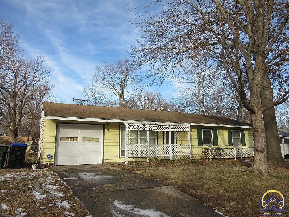 Property Photo:  1712 SE 31st St  KS 66605 