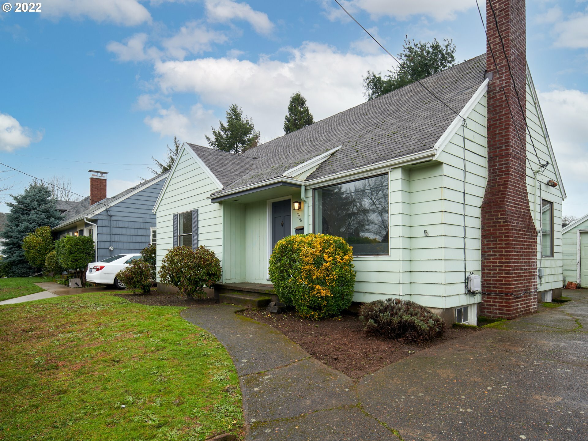 Property Photo:  306 SE 84th Ave  OR 97216 