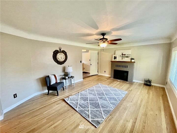 Property Photo:  500 N 12th Avenue  WA 98626 