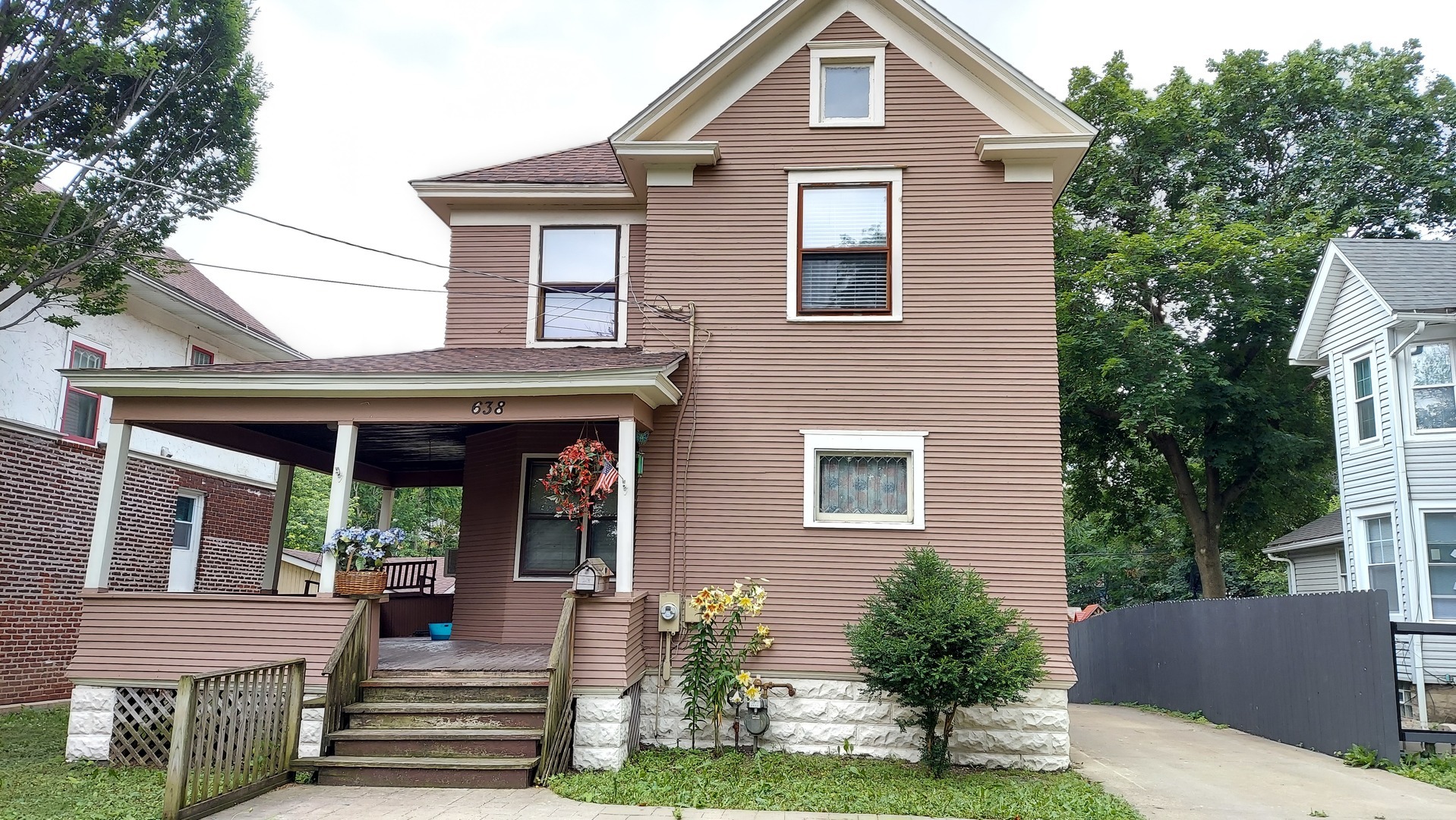 Property Photo: 638 W Galena Boulevard IL 60506