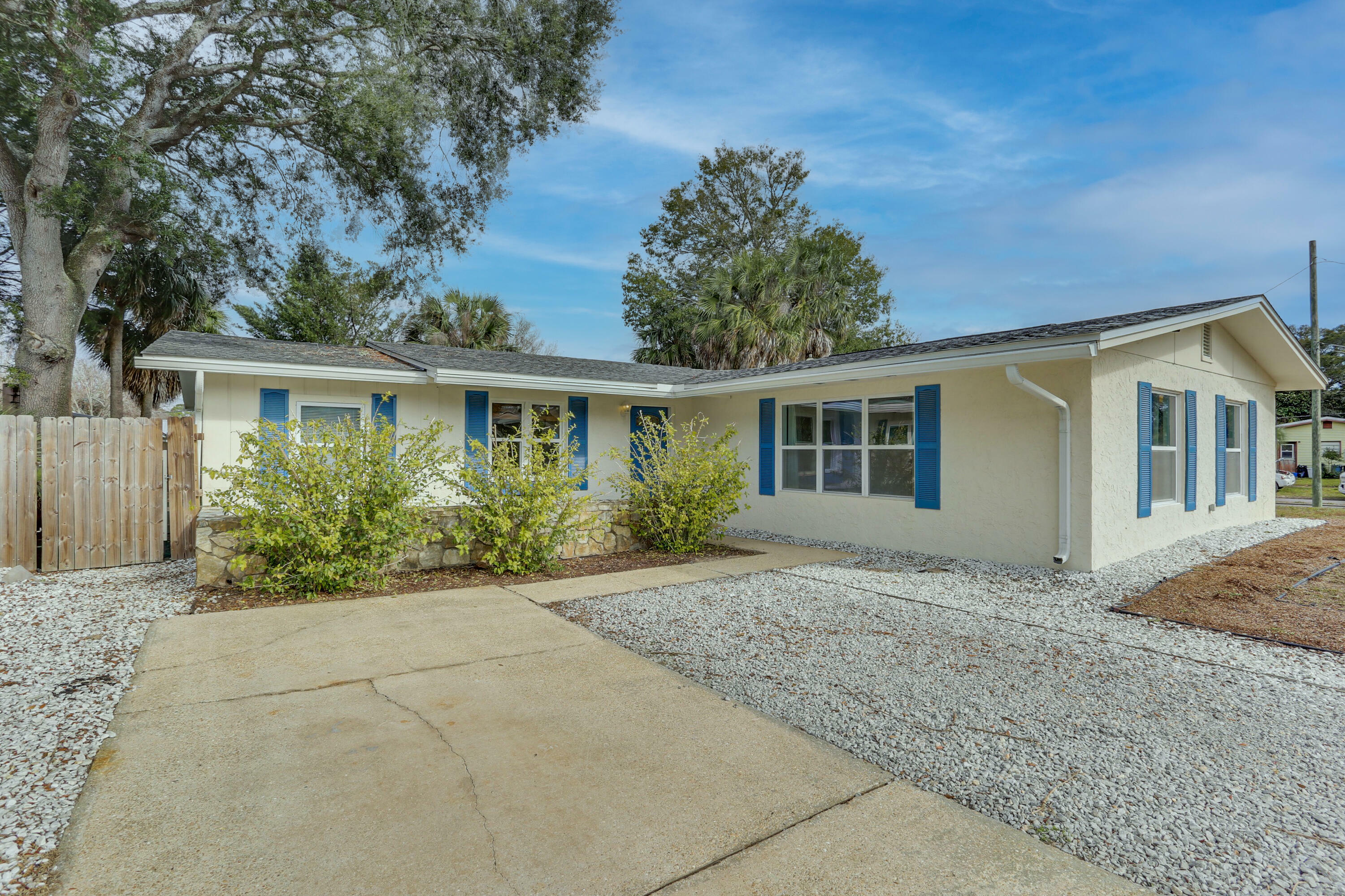 Property Photo:  145 W Terry Circle  FL 32569 