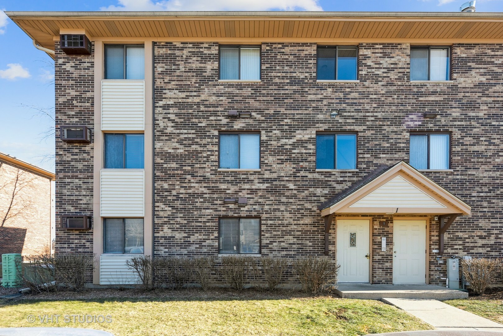 Property Photo: 1 Parkside Court 5 IL 60061