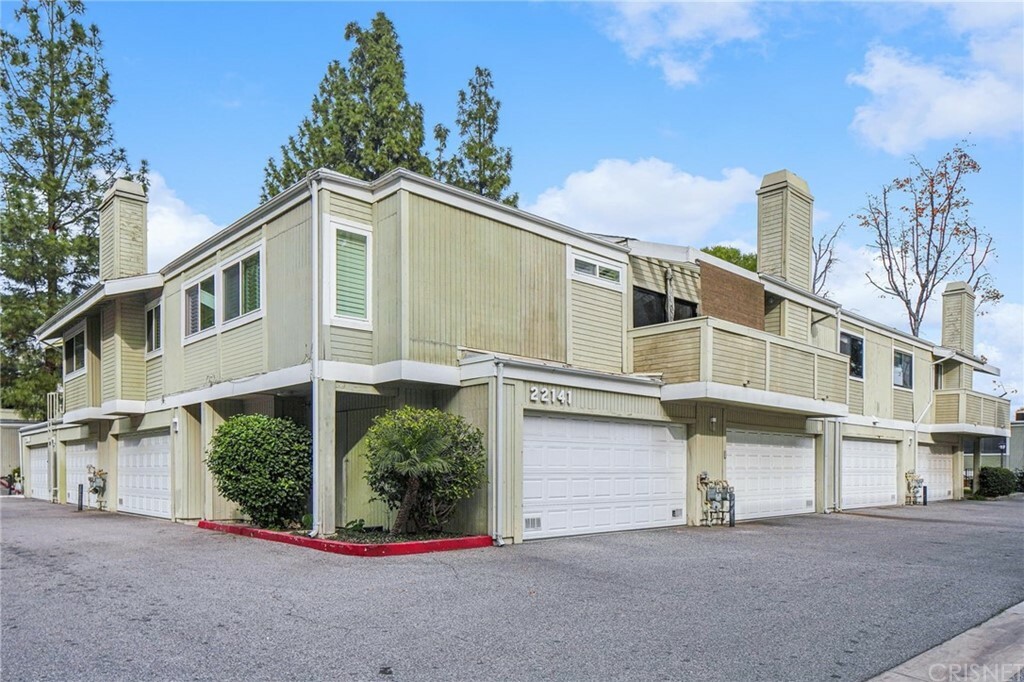 Property Photo:  22141 Burbank Boulevard 6  CA 91367 