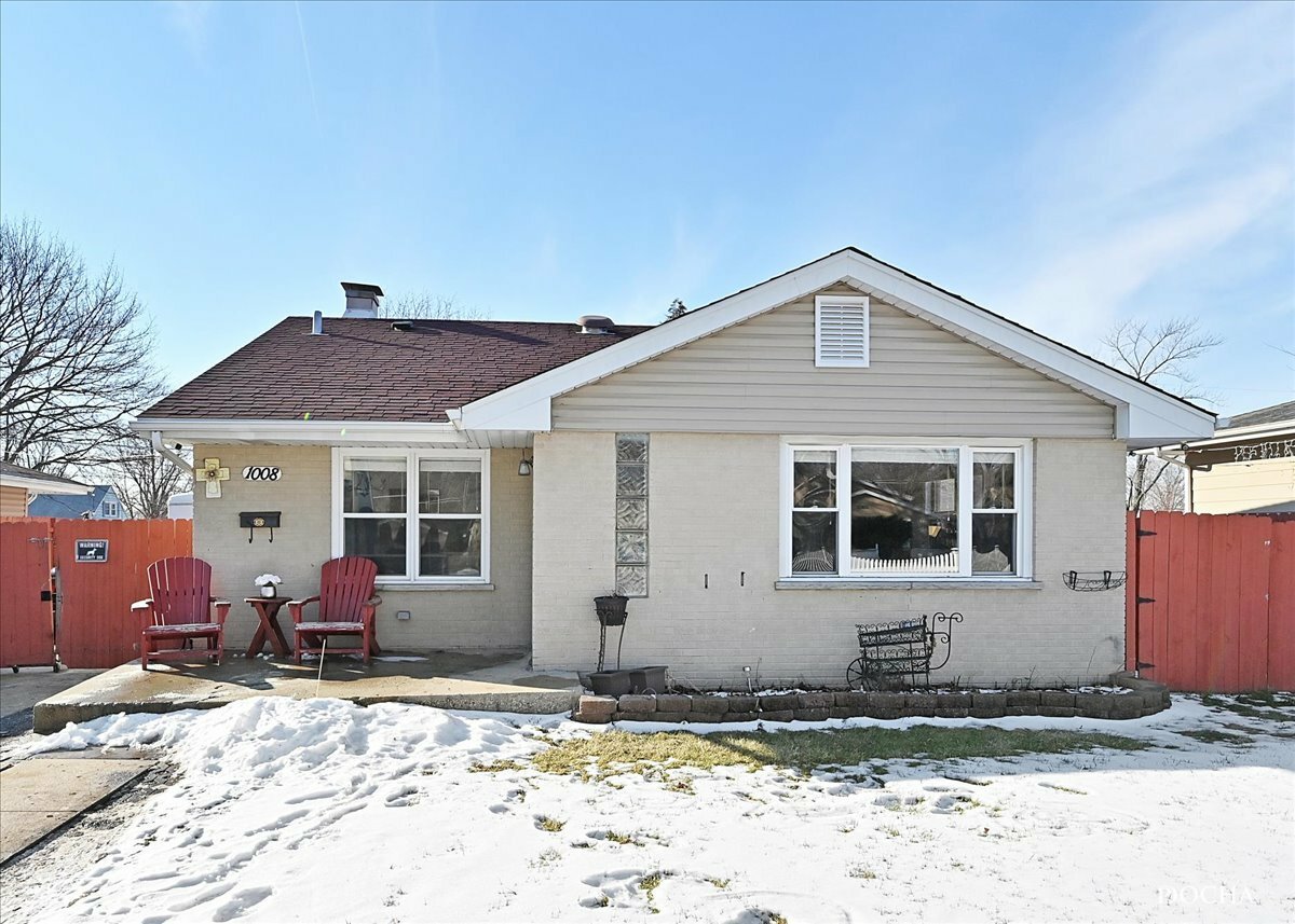 Property Photo: 1008 S Oak Street IL 60185