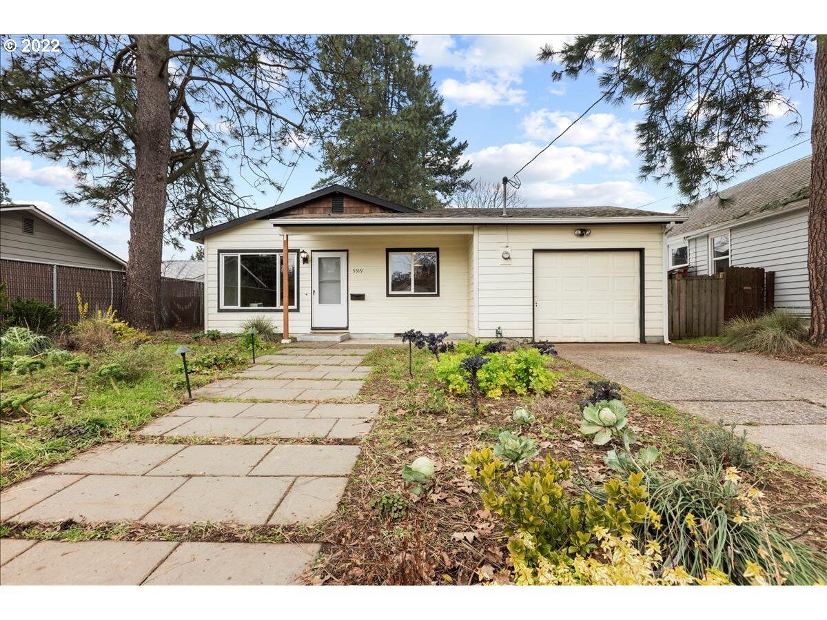 Property Photo: 5519 SE Carlton St OR 97206