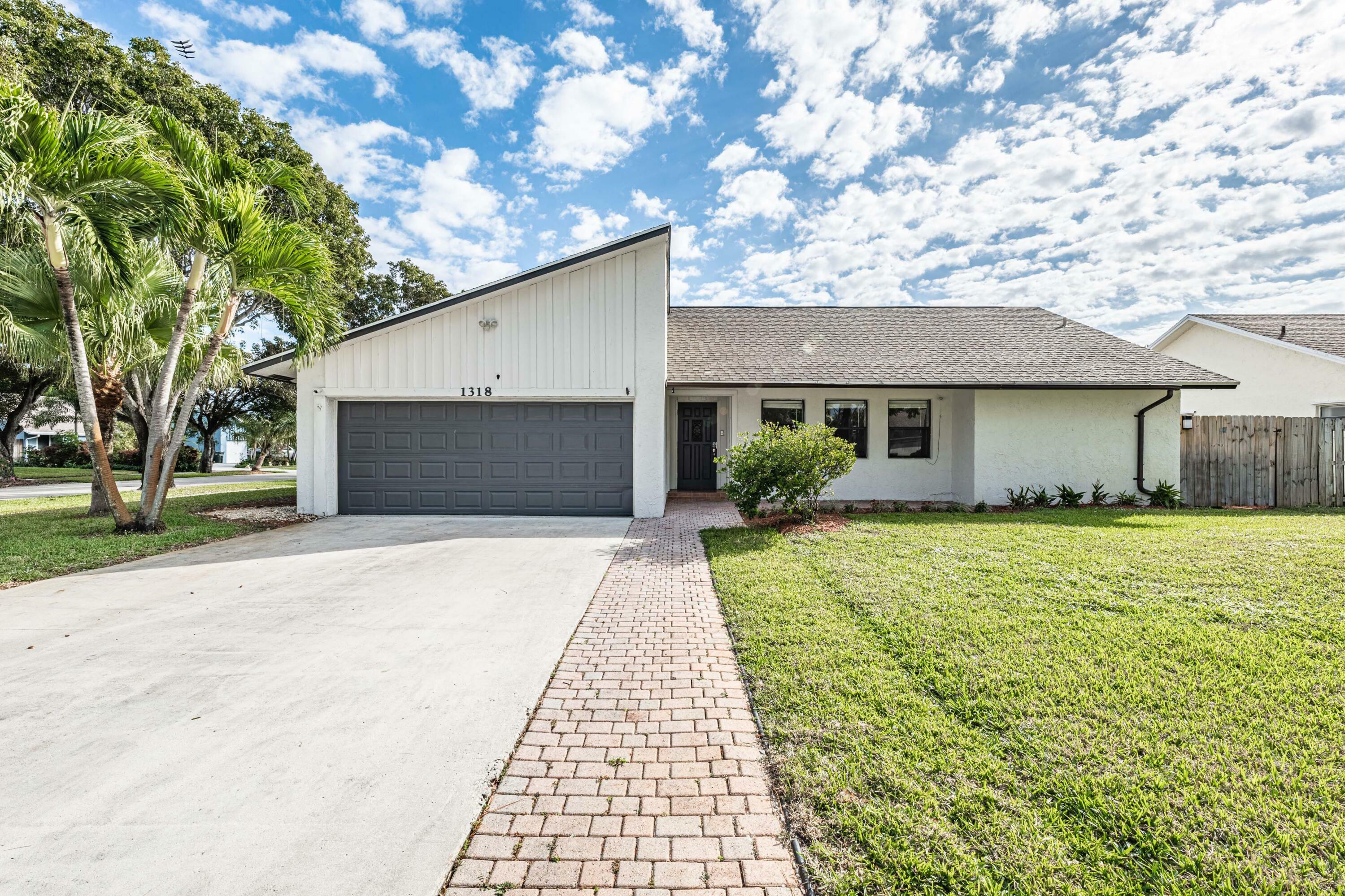 Property Photo:  1318 Hummingbird Drive  FL 33444 