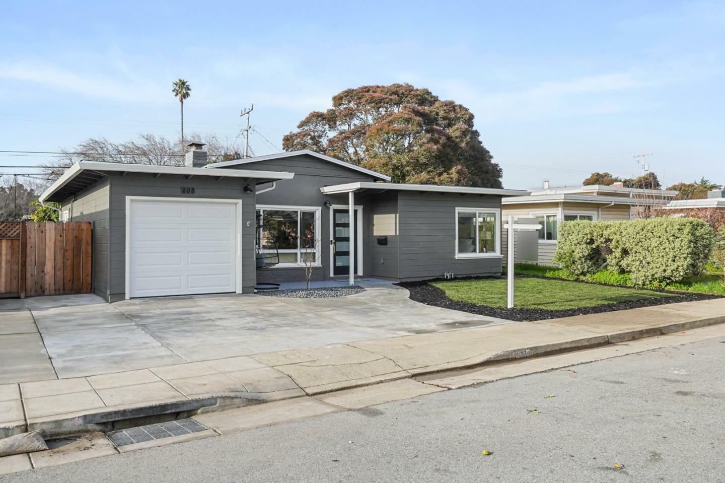 Property Photo:  808 Howe Street  CA 94401 