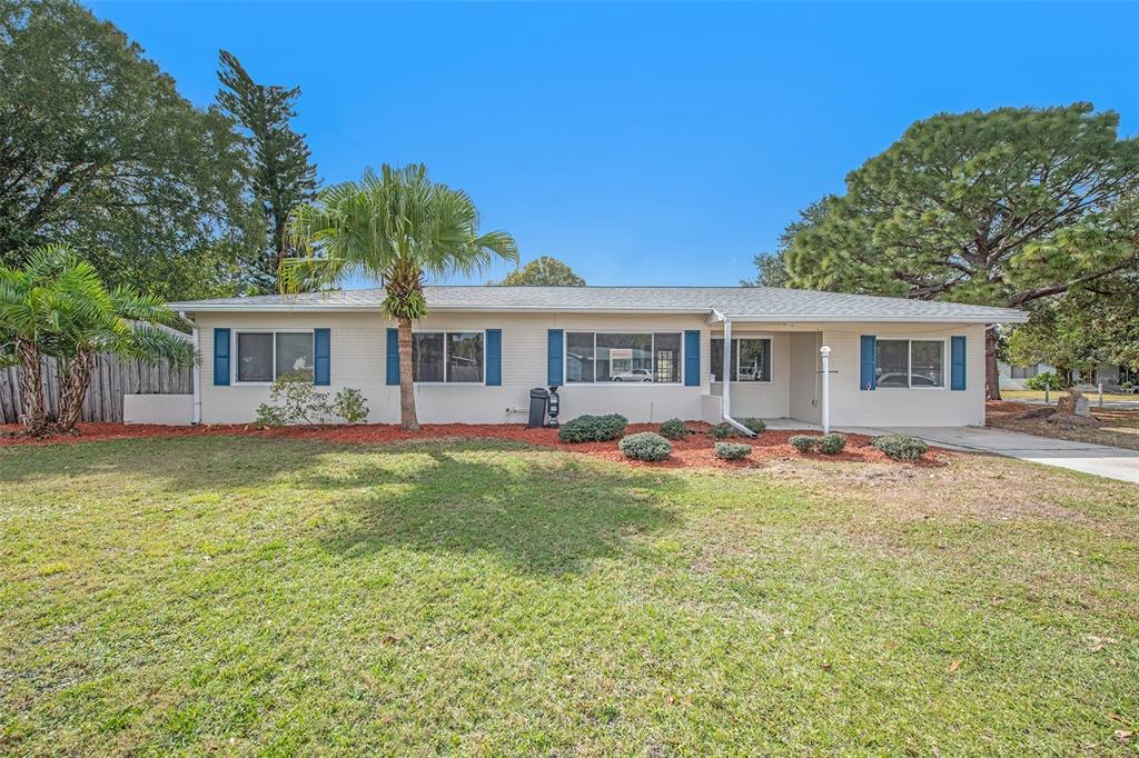 Property Photo: 1126 Meadowlawn Drive N FL 33702